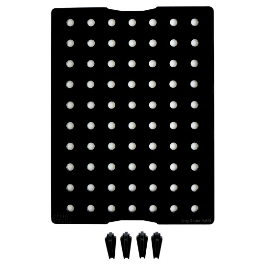 Das Bild zeigt das Produkt "Fauna Marin Frag Board MAXI", ein Zubehör für Aquarienliebhaber. Es handelt sich um eine schwarze Platte mit 91 Löchern, die zur sicheren Platzierung von Korallenablegern dient. Im unteren Bereich sind drei schwarze Halterungen