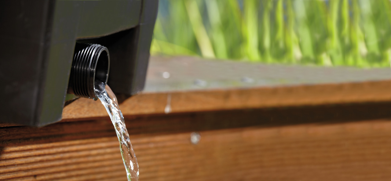 Oase Wasserfilterauslass, für Gartenteiche/Wasseranlagen, sorgt f. effiziente Wasserreinigung, schwarz, klarer Wasserstrahl.