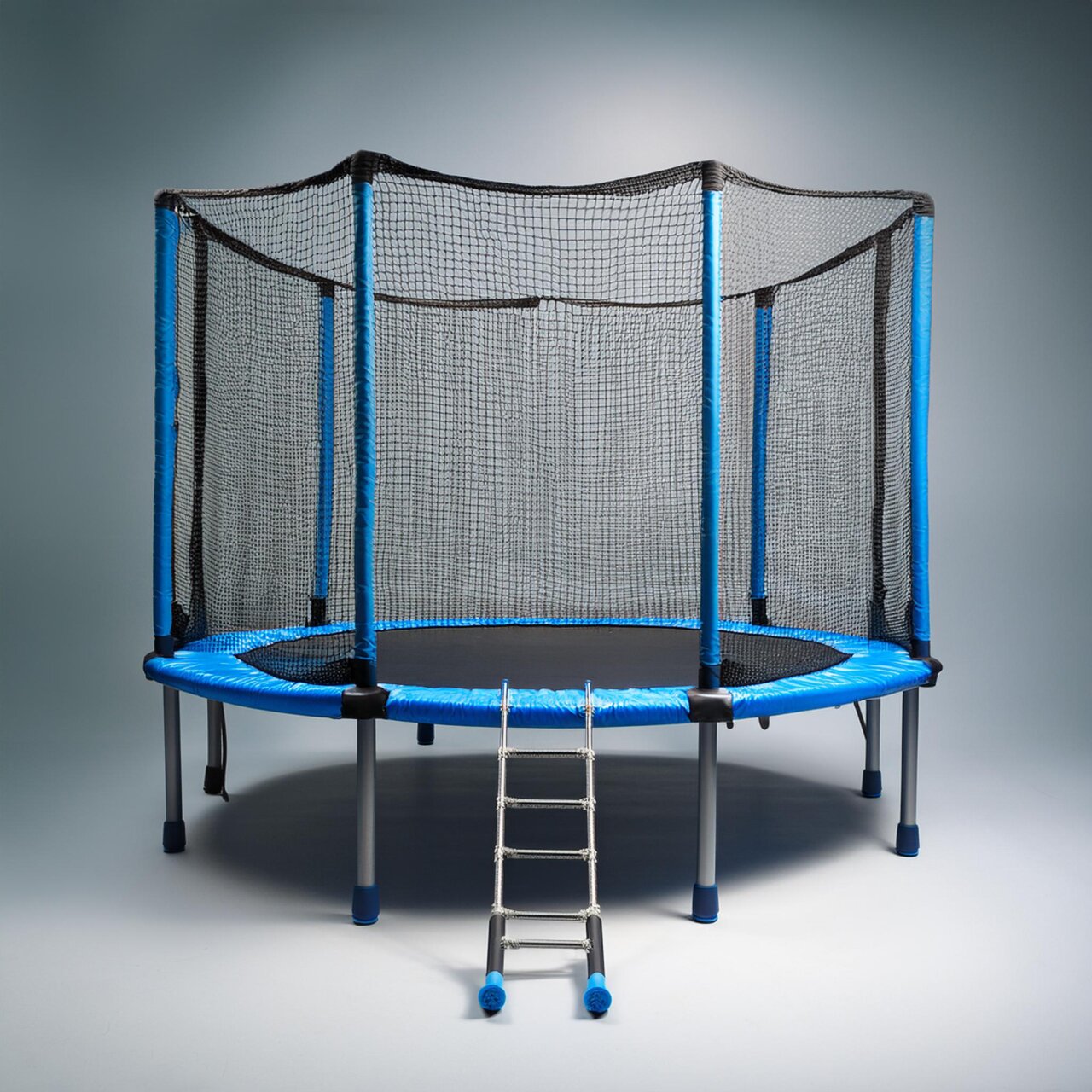 Rundes Gartentrampolin mit Sicherheitsnetz, blauer Randabdeckung und Leiter, freigestellt vor grauem Hintergrund.