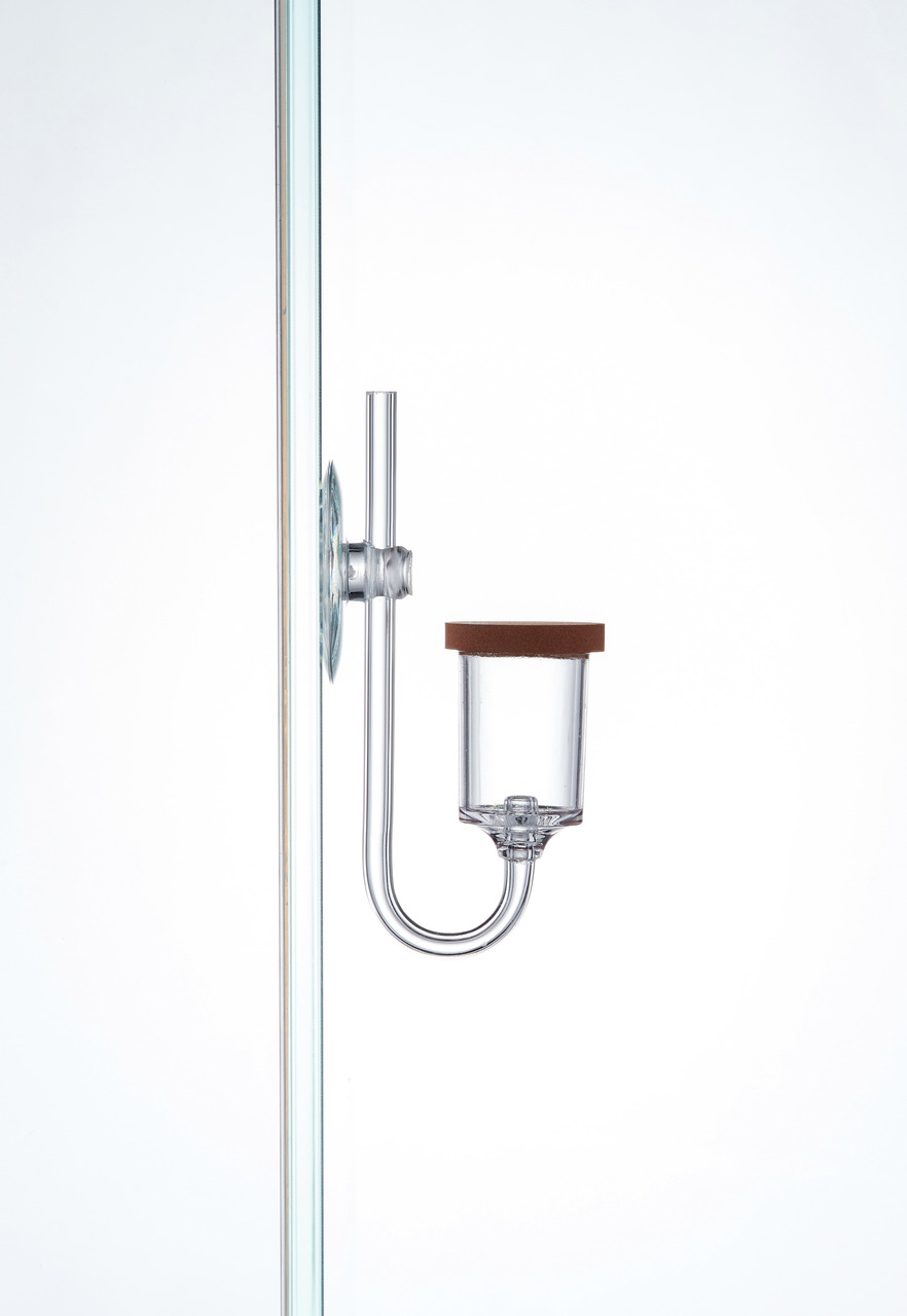 Das Bild zeigt den Chihiros CO2-Diffusor, ein hochwertiges Zubehör für Aquarien. Der Diffusor besteht aus klarem Glas und ist mit einem Saugnapf an einer Aquarienscheibe befestigt. Er sorgt für eine effiziente CO2-Verteilung im Wasser, um das Pflanzenwach