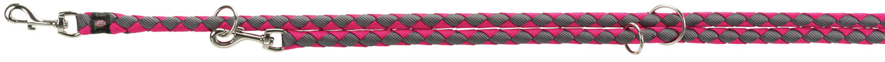Abgebildet ist die TRIXIE Hundeleine, speziell für Hunde entwickelt. Die Leine ist in einem auffälligen pink-grauen Muster gestaltet und besteht aus robustem Material. Sie verfügt über zwei Karabinerhaken und mehrere Metallringe, die eine flexible Längene