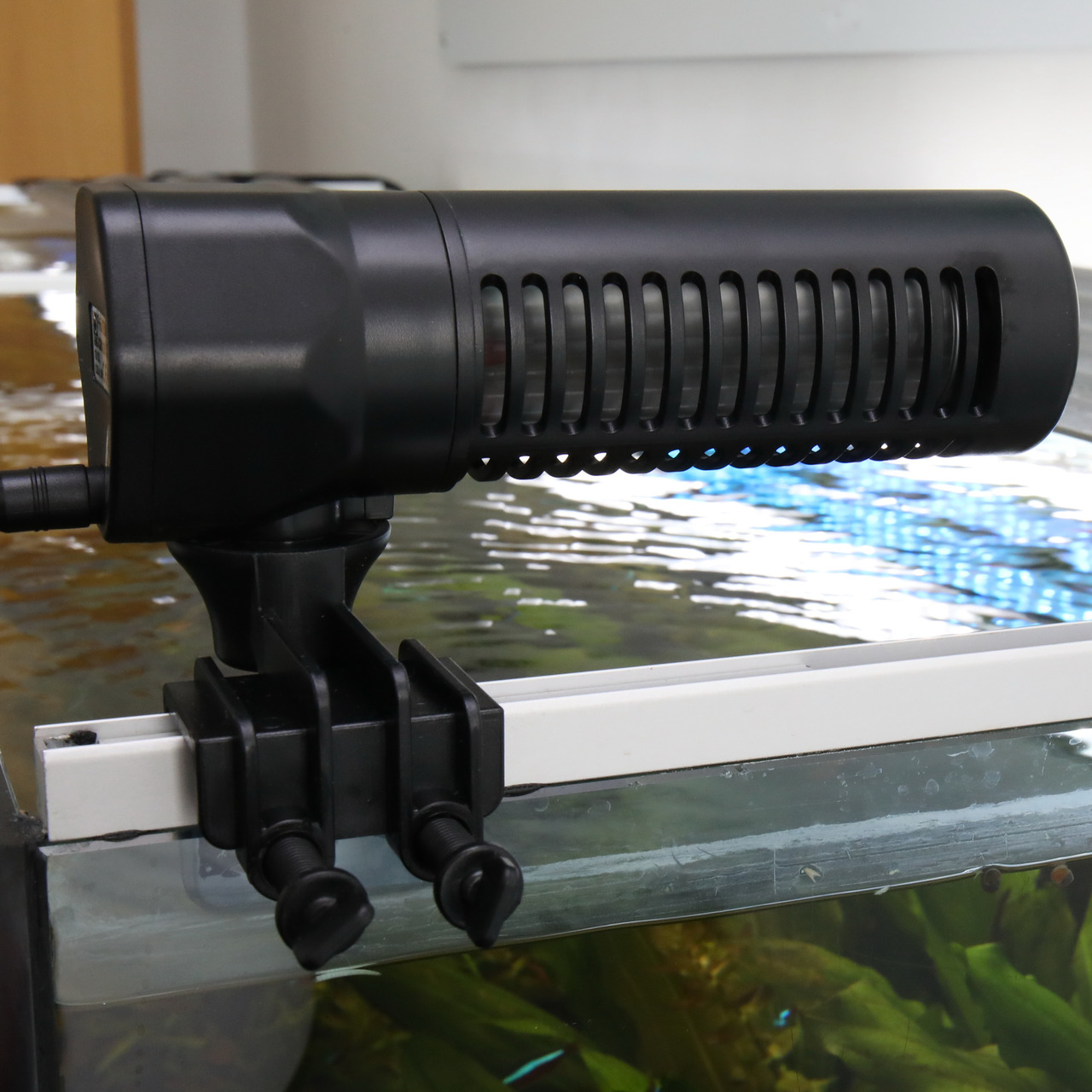 JBL ProFlow u1100: Strömungspumpe für Aquarien, optimal für Wasserzirkulation, modernes Design, schwarz, für Aquarienliebhaber.