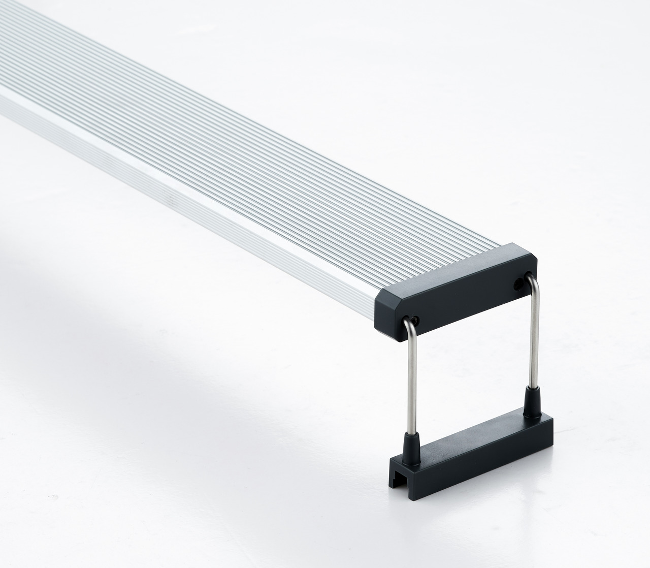 Chihiros WRGB II Aquarium-LED-Leuchte, ideal f. Pflanzenwachstum u. Farbverstärkung in Süßwasseraquarien, silber, verstellbar.
