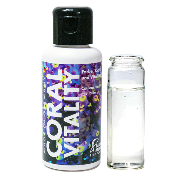 Das Bild zeigt das Produkt "Coral Vitality" der Marke Fauna Marin, ein Ergänzungsmittel für Korallen in Meerwasseraquarien. Die Zielgruppe sind Aquarienbesitzer, die die Farbe, Kraft und Vitalität ihrer Korallen fördern möchten. Abgebildet sind eine 100-m