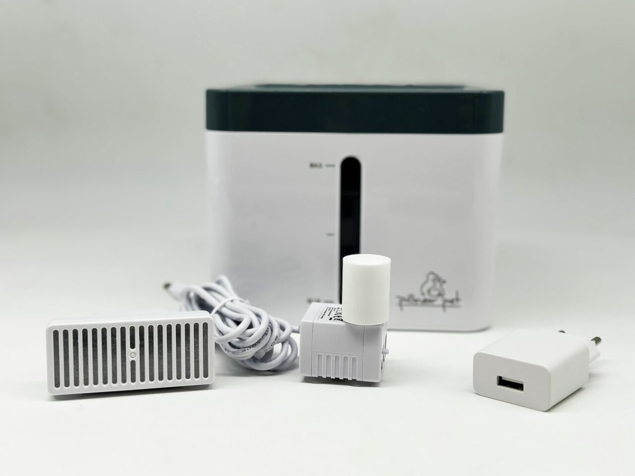 Pioneer Pet Trinkbrunnen-Zubehör für Katzen oder Hunde, Filter, Pumpe und USB-Netzteil, geeignet für sauberes Trinkwasser.