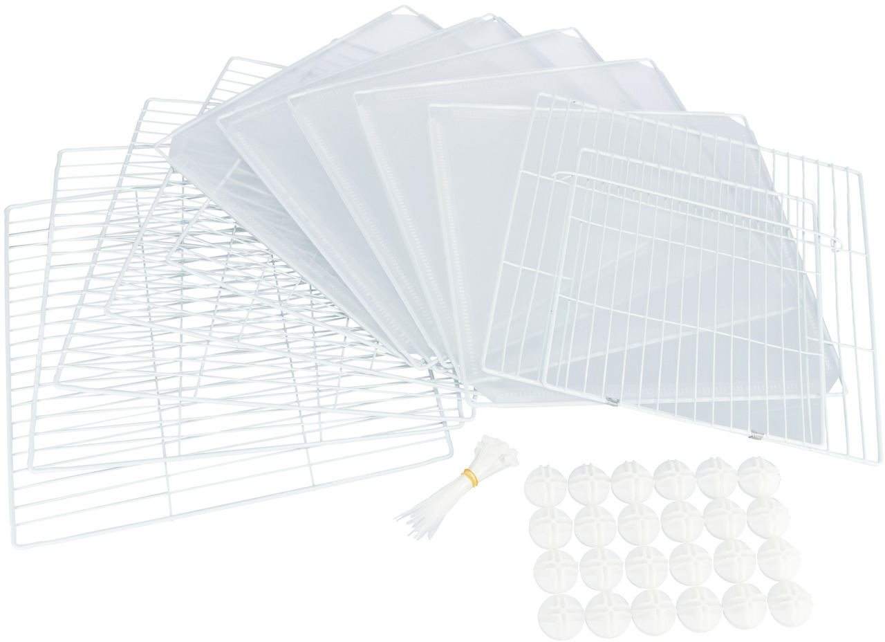 Das Bild zeigt das TRIXIE Freigehege-Set für Kleintiere, bestehend aus mehreren weißen Gitterelementen, transparenten Kunststoffplatten, Befestigungsclips und Kabelbindern. Es eignet sich für Kleintiere wie Kaninchen oder Meerschweinchen und bietet eine s