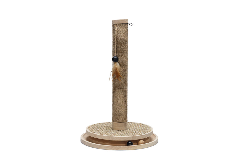 Kratzbaum „Designed by Lotte“ für Katzen, Sisal-Säule, Spielzeug (Federn-Kugeln), Holzbasis, fördert Krallenpflege-Spieltrieb, Maße sichtbar.