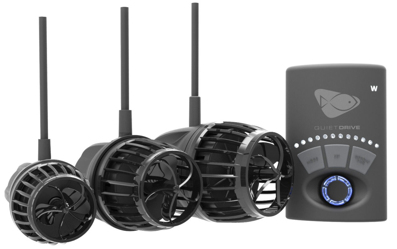 Das Bild zeigt das Ecotech QuietDrive Strömungspumpen-Set, bestehend aus drei schwarzen Pumpen und einer Steuerungseinheit. Die Pumpen sind für Aquarien konzipiert und bieten eine leise, effiziente Wasserzirkulation. Die Steuerung ermöglicht präzise Einst