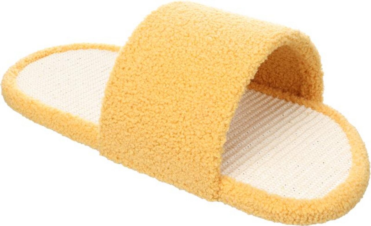 Gelber, flauschiger Hausschuh mit offener Zehenpartie und gepolsterter, gerippter Sohle, seitlich fotografiert.