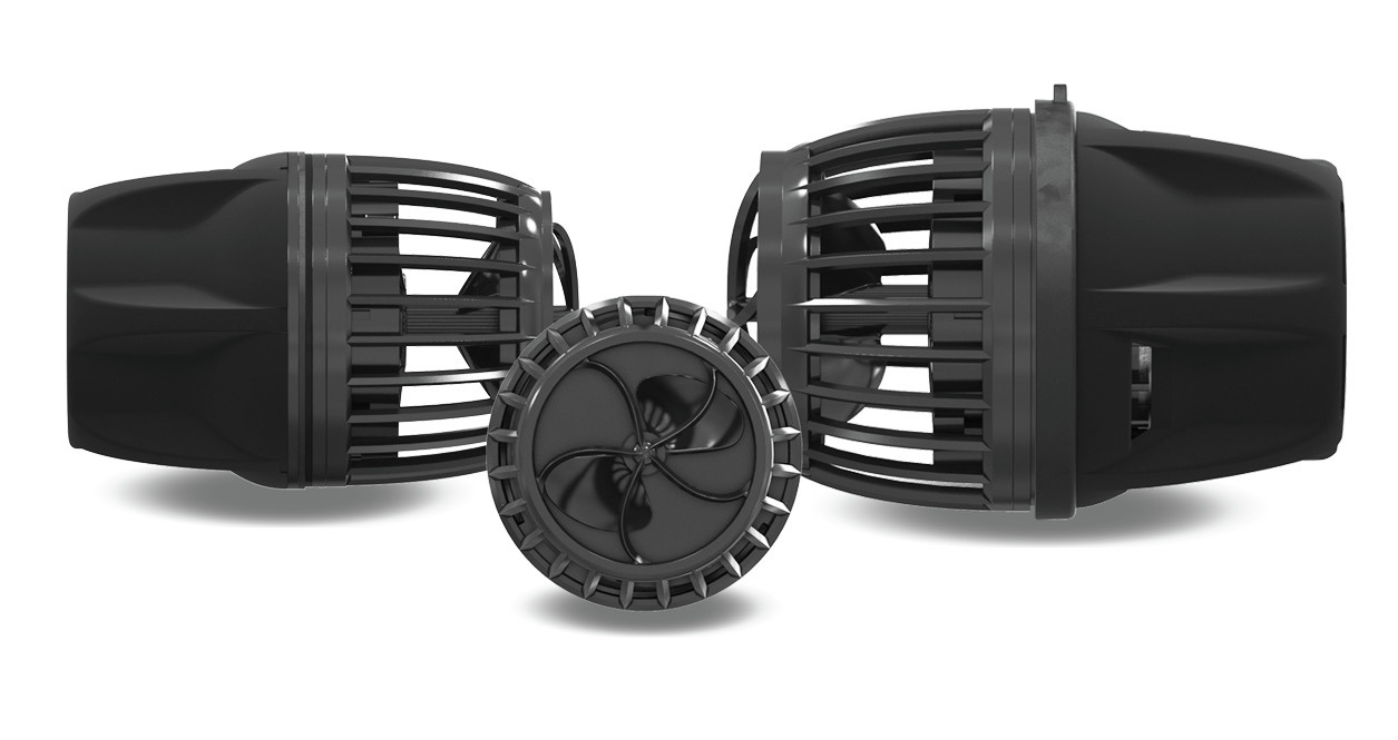 Das Bild zeigt die Ecotech VorTech MP40 Strömungspumpe, ein hochwertiges Produkt für die Aquaristik. Die schwarze Pumpe ist in drei Perspektiven dargestellt, um ihre kompakte Bauweise und das innovative Design zu präsentieren. Sie eignet sich für Meerwass