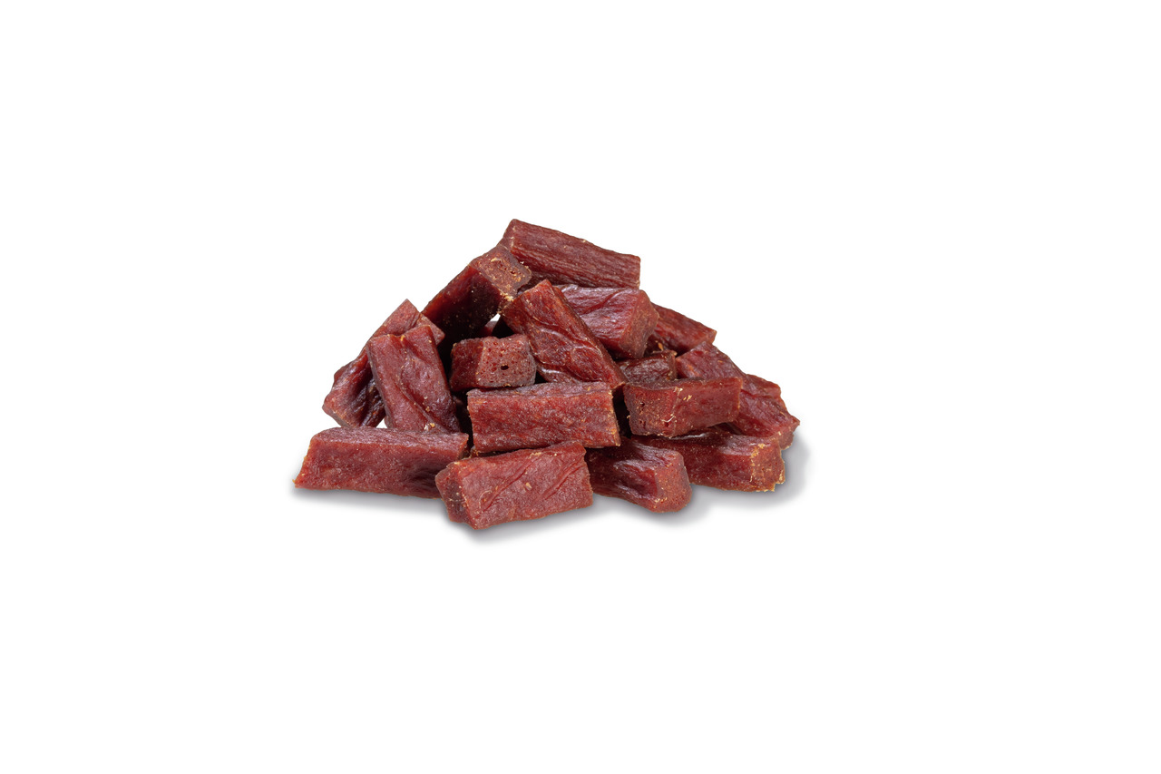 PREMIERE Snack-Streifen für Hunde, Rind, 100 g. Saftige, dunkelrote Streifen, ideal als Belohnung-Snack für ausgewachsene Hunde.