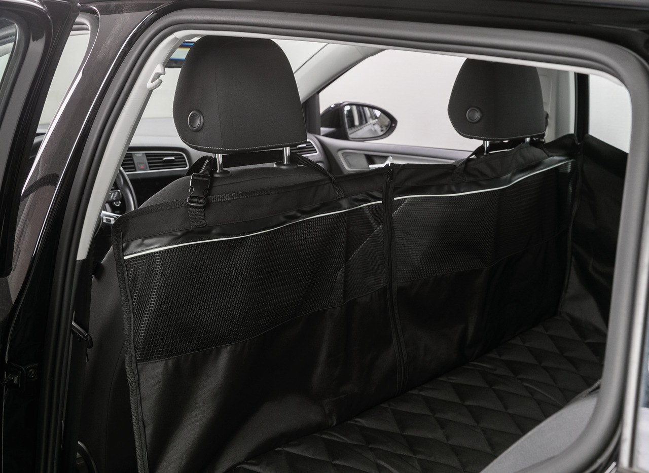 Das Bild zeigt die TRIXIE Autoschondecke für Hunde, geeignet für den Rücksitz eines Fahrzeugs. Die schwarze Decke schützt die Autositze vor Schmutz, Tierhaaren und Feuchtigkeit. Sie ist mit verstellbaren Gurten an den Kopfstützen befestigt und verfügt übe