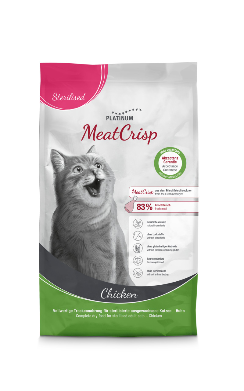 Das Bild zeigt eine Verpackung des Katzenfutters „PLATINUM MeatCrisp“ für sterilisierte, ausgewachsene Katzen. Die Geschmacksrichtung ist Huhn, und das Futter besteht zu 83 % aus Frischfleisch. Es enthält natürliche Zutaten, ist frei von Lockstoffen und g
