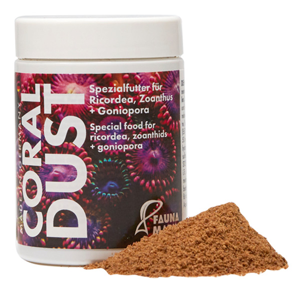 Das Bild zeigt das Produkt "Coral Dust" der Marke Fauna Marin, ein Spezialfutter für Ricordea, Zoanthus und Goniopora. Die Zielgruppe sind Aquarienbesitzer mit Korallen. Die Verpackung enthält ein farbenfrohes Etikett mit Korallenmotiven. Daneben ist das 