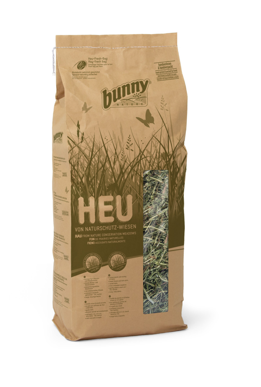 Das Bild zeigt eine braune Verpackung des Produkts „Bunny Nature Heu von Naturschutz-Wiesen“. Es handelt sich um hochwertiges Heu für Kleintiere wie Kaninchen und Meerschweinchen. Die Verpackung enthält 1 kg Heu, das schonend von Hand verpackt wurde. Sich