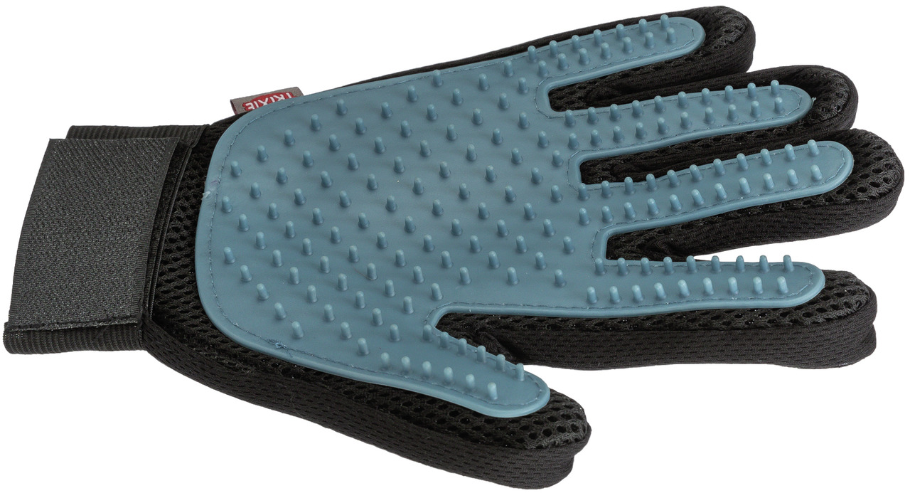 Das Bild zeigt den TRIXIE Pflegehandschuh für Haustiere, ideal für Hunde und Katzen. Der Handschuh ist schwarz mit einer blauen, genoppten Oberfläche, die sanft Fell entfernt und die Durchblutung fördert. Er hat einen verstellbaren Klettverschluss für opt