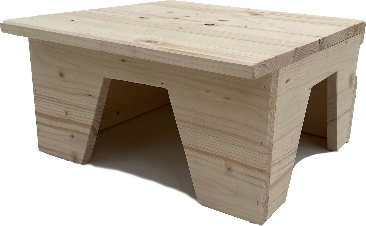 Holzplattform für Kleintiere der Marke Ollesch, geeignet für Nager wie Kaninchen, Meerschweinchen oder Hamster. Die Plattform besteht aus unbehandeltem Holz und bietet eine stabile Erhöhung, die als Ruheplatz oder Versteck genutzt werden kann. Maße und De