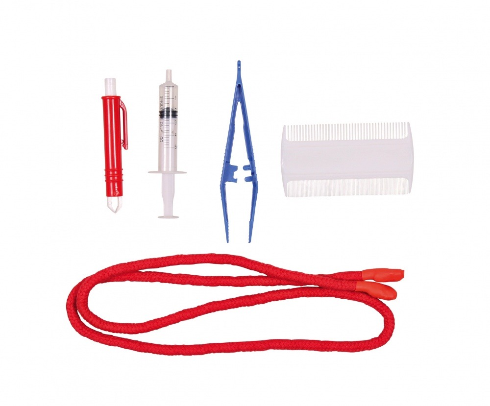 TRIXIE Erste-Hilfe-Set f. Hunde & Katzen: rote Zeckenzange, Spritze, blaue Pinzette, Flohkamm, Maulschlaufe. Schnelle Hilfe, kompakt.