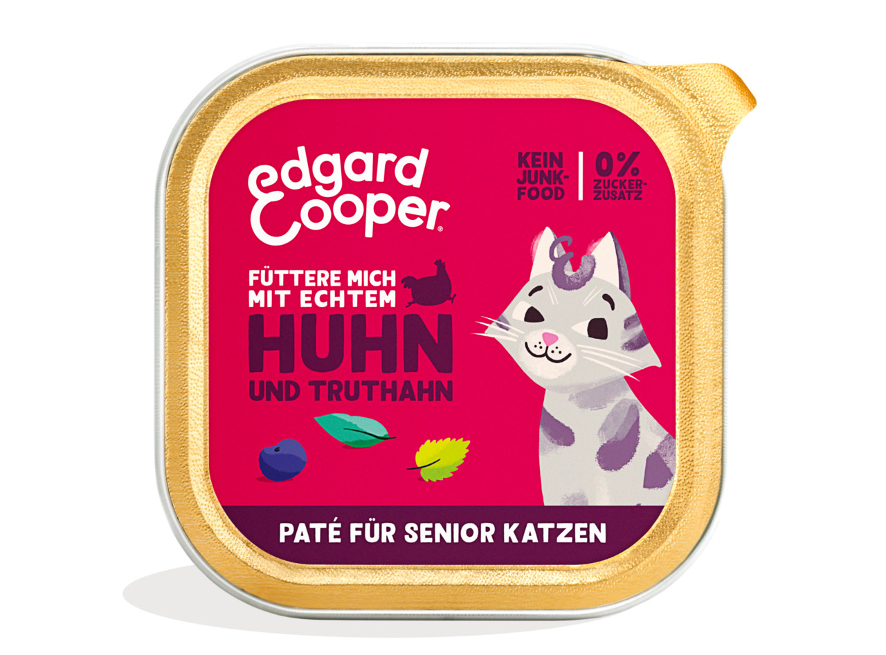 Das Bild zeigt eine quadratische Dose Katzenfutter der Marke Edgard & Cooper. Das Produkt ist speziell für Senior-Katzen geeignet und trägt die Aufschrift „Füttere mich mit echtem Huhn und Truthahn“. Es enthält 0 % Zuckerzusatz und wird als „kein Junk-Foo