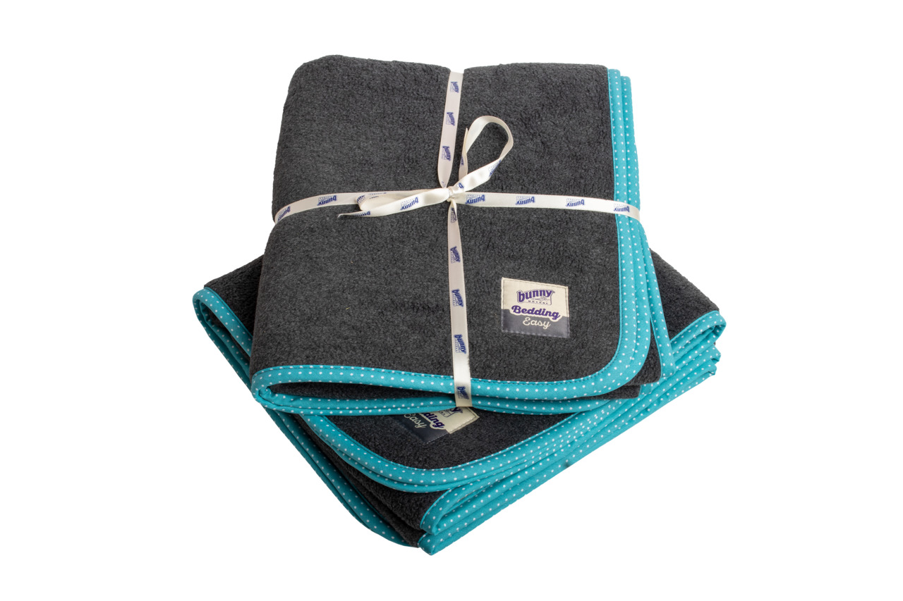 Bunny Bedding Easy von Bunny: Hochwertiges Einstreusystem für Kaninchen & Kleintiere, 2 Matten, dunkelgrau, türkis Rand, weiße Punkte.