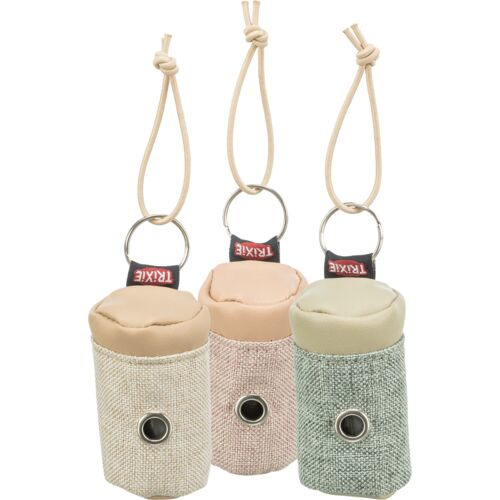 Drei TRIXIE Leckerlibeutel in Pastellfarben (Beige, Rosa und Grün) aus robustem Stoff mit Lederdetails. Jeder Beutel verfügt über eine praktische Öffnung für einfachen Zugriff und eine Schlaufe zur Befestigung. Ideal für Hundebesitzer, um Snacks unterwegs
