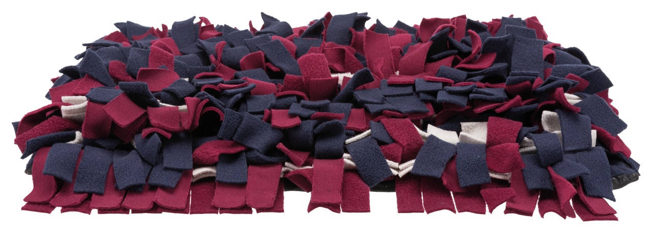 Das Bild zeigt die TRIXIE Schnüffelmatte, ein interaktives Spielzeug für Hunde und Katzen. Die Matte besteht aus weichem Fleece in den Farben Rot, Blau und Beige. Sie dient der Beschäftigung und fördert die geistige Auslastung, indem Leckerlis zwischen de