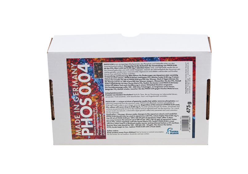 Das Bild zeigt eine rechteckige Verpackung des Produkts „PHOS 0.04“ der Marke Fauna Marin. Es handelt sich um ein Filtermedium für Aquarien, das Phosphate und Gelbstoffe entfernt. Die Zielgruppe sind Aquarienbesitzer. Die Verpackung enthält 475 g des Prod