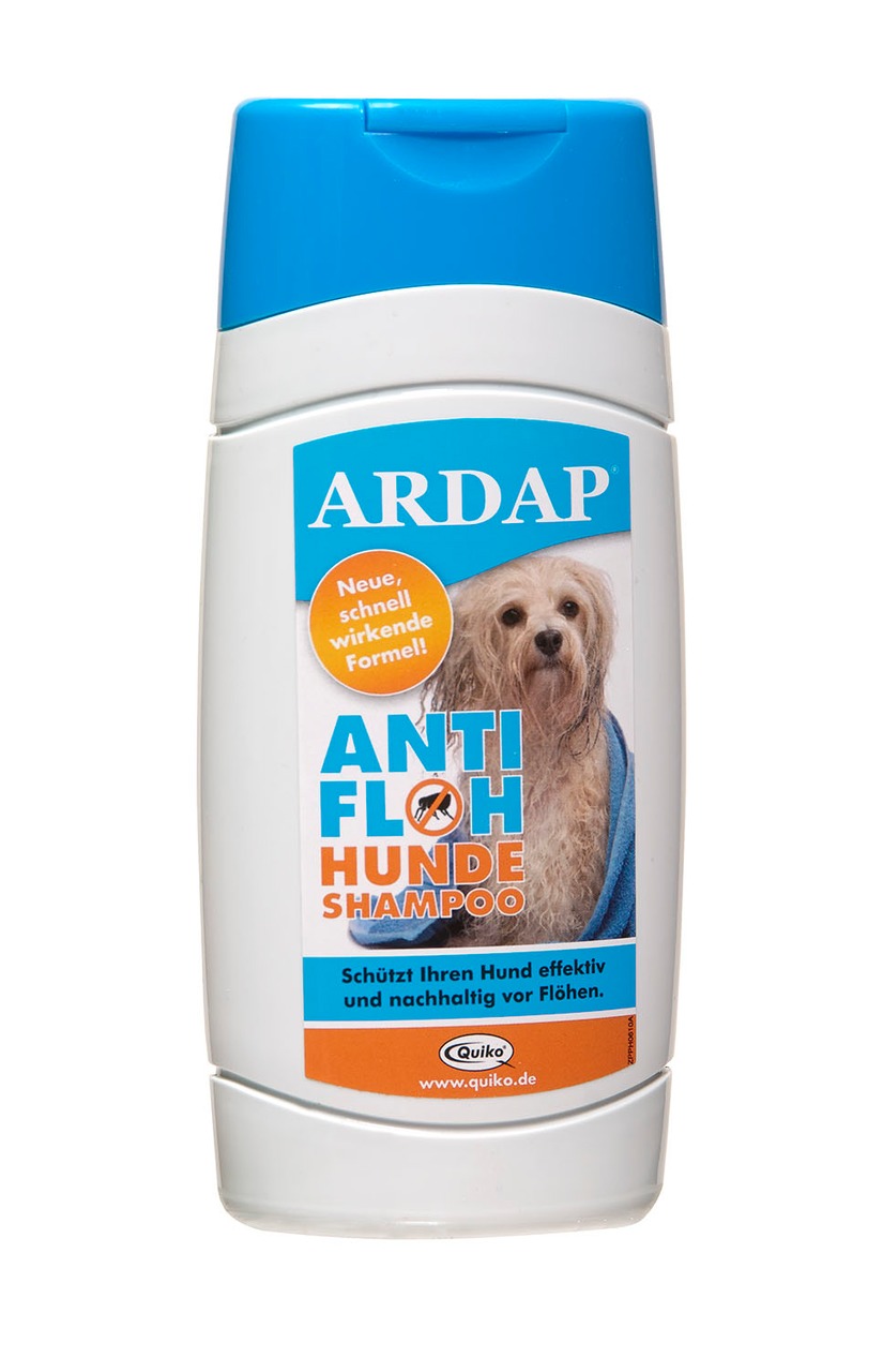 Das Bild zeigt eine weiße Flasche mit blauem Deckel des Produkts „ARDAP Anti-Floh Hunde Shampoo“. Es ist speziell für Hunde entwickelt und schützt effektiv und nachhaltig vor Flöhen. Die Flasche enthält 250 ml und hebt eine neue, schnell wirkende Formel h