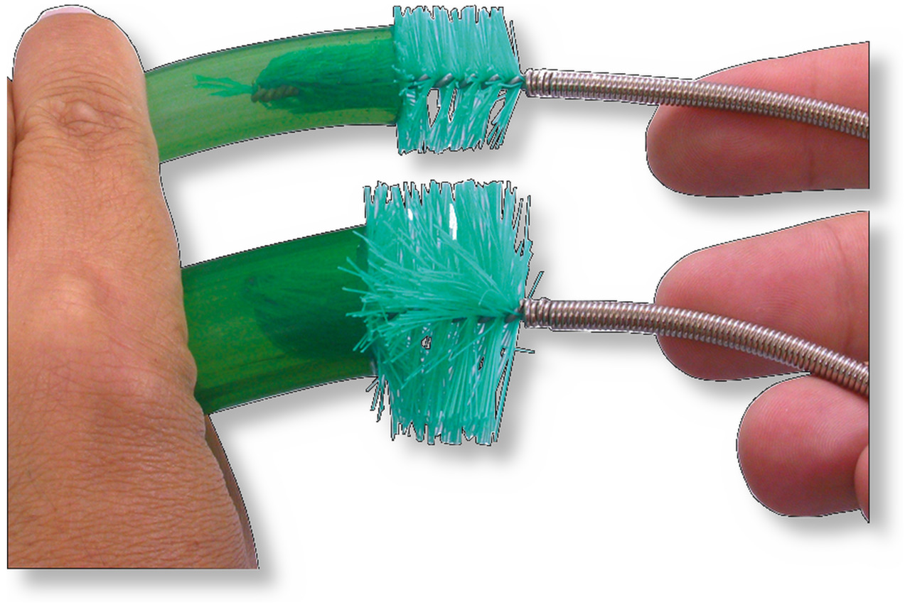 Das Bild zeigt das Produkt JBL Cleany, eine flexible Reinigungsbürste für Aquarienschläuche. Die Zielgruppe sind Aquarienbesitzer. Die Bürste besteht aus zwei Bürstenköpfen an einem flexiblen Metallkabel, ideal zur Entfernung von Schmutz und Algen in Schl