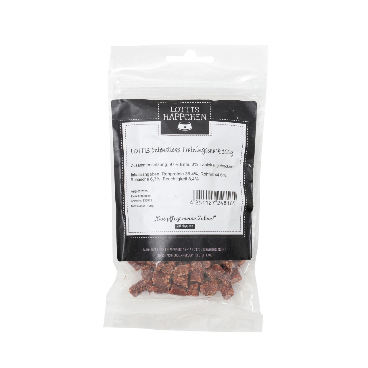 Das Bild zeigt eine durchsichtige Verpackung mit der Aufschrift „LOTTIS HÄPPCHEN“. Es handelt sich um „LOTTIS Entensticks Trainingssnack“ für Hunde. Die Geschmacksrichtung ist Ente, mit 97 % Entenanteil und 3 % Tapioka. Die Packung enthält 100 g. Der Slog
