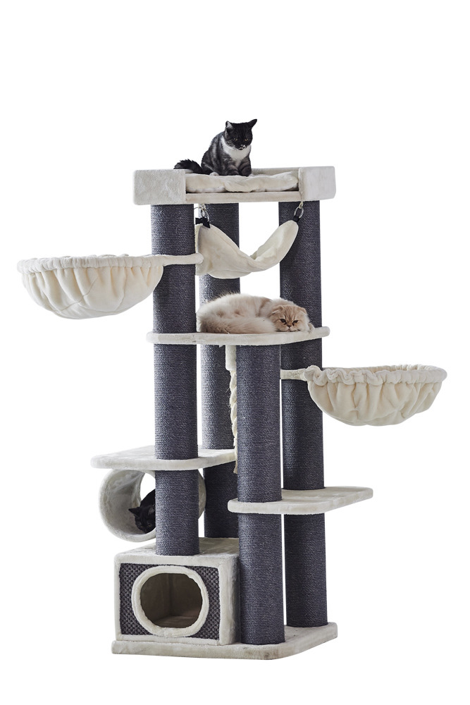 Ein großer, stabiler Kratzbaum der Marke Nobby, Modell "Kratzbaum XXL Classic", ideal für Katzen aller Größen. Der graue Kratzbaum bietet mehrere Liegeflächen, Hängematten und Höhlen, perfekt für Spiel, Ruhe und Krallenpflege. Abgebildet sind drei Katzen,