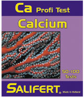 Das Bild zeigt die Verpackung des Produkts "Salifert Calcium Profi Test", das für Aquarienbesitzer entwickelt wurde. Es handelt sich um einen Test zur Messung des Kalziumgehalts im Wasser, geeignet für Süß- und Meerwasseraquarien. Die Verpackung ist lila 