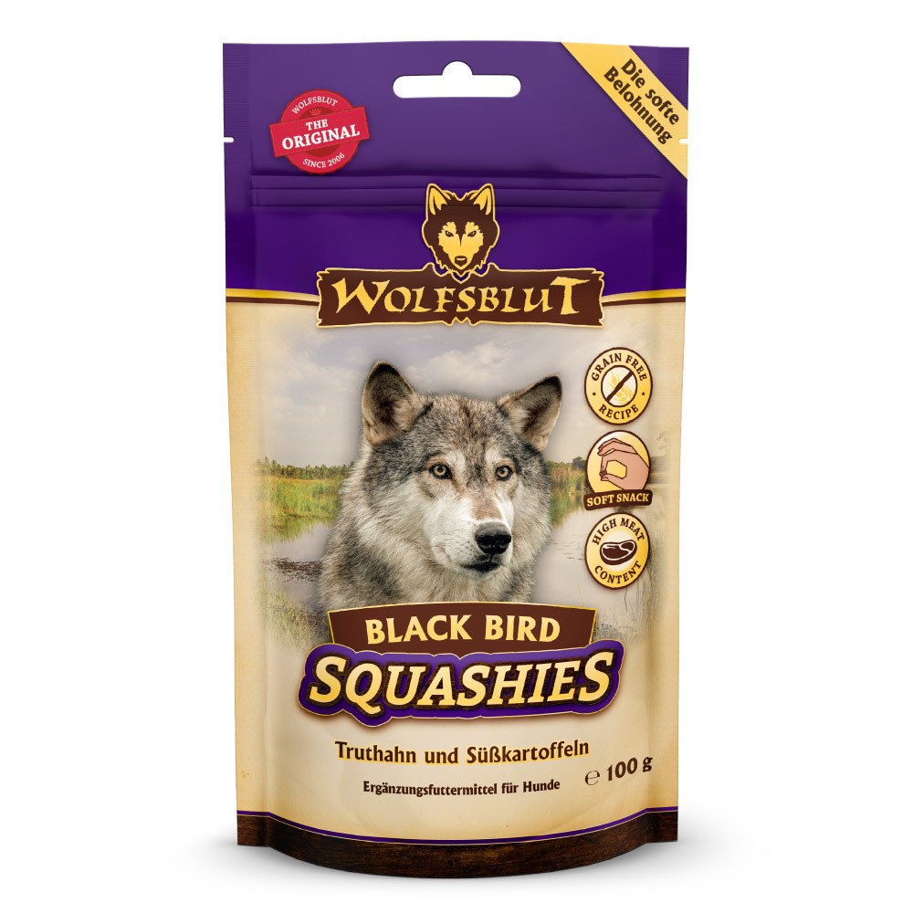Das Bild zeigt eine Verpackung des Hundefutter-Snacks „Wolfsblut Black Bird Squashies“ mit Truthahn und Süßkartoffeln. Die Marke „Wolfsblut“ ist prominent oben abgebildet, darunter ein Wolfskopf vor einer Naturkulisse. Der Snack ist ein getreidefreier, we