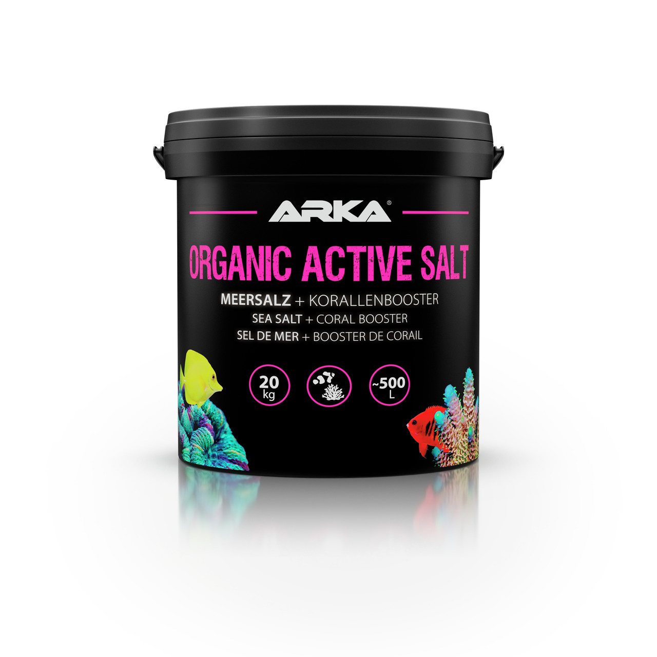 Das Bild zeigt einen schwarzen Eimer der Marke ARKA mit der Aufschrift "Organic Active Salt". Es handelt sich um Meersalz mit Korallenbooster, geeignet für Aquarien. Der Eimer enthält 20 kg Salz, ausreichend für ca. 500 Liter Wasser. Auf dem Etikett sind 