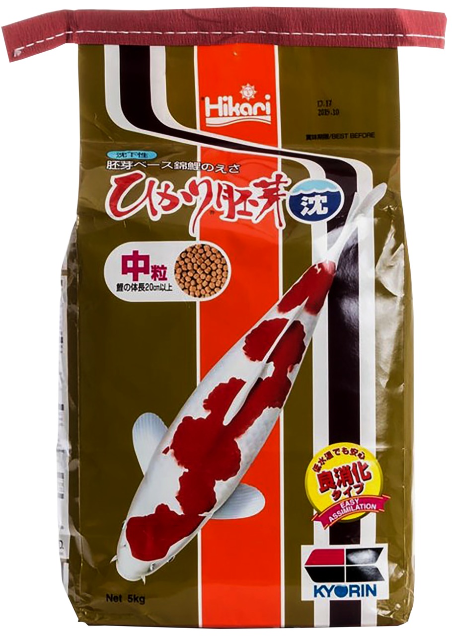 Das Bild zeigt eine 5-kg-Packung Hikari Koi-Futter, speziell für Koi-Fische ab einer Körperlänge von 20 cm. Die Verpackung ist in Braun-, Rot- und Weißtönen gestaltet und zeigt einen Koi-Fisch. Das Produkt enthält mittlere Pellets und verspricht eine leic