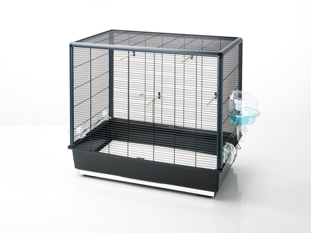 Das Bild zeigt den Vogelkäfig "SAVIC Primo 60", geeignet für kleine bis mittelgroße Vögel wie Wellensittiche oder Kanarienvögel. Der Käfig besteht aus einem stabilen Metallgitter mit schwarzer Kunststoffwanne. Er verfügt über zwei transparente Futternäpfe