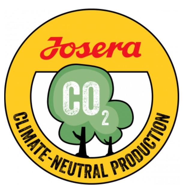 Josera Logo: Climate-Neutral Production, grüne Baumgrafik „CO2“, gelber Rand, Hinweis auf nachhaltige, klimaneutrale Produktion.