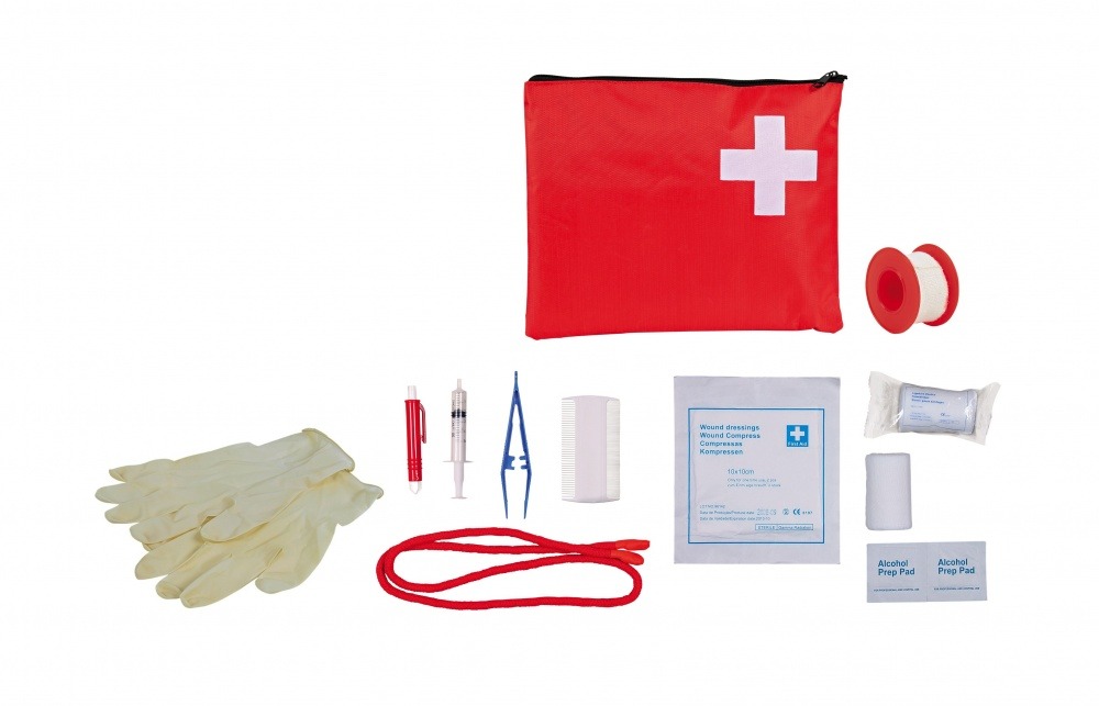 Das Bild zeigt das TRIXIE Erste-Hilfe-Set für Haustiere, ideal für Hunde und Katzen. Es enthält eine rote Tasche mit weißem Kreuz, Handschuhe, Pinzette, Spritze, Verbandsmaterial, Klebeband, Alkoholtupfer und weitere Utensilien zur Wundversorgung. Perfekt