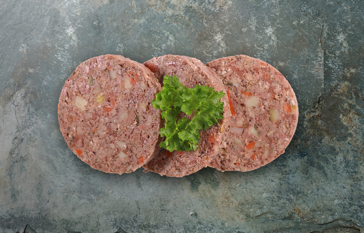 Lakefields Menü Rind: Hundefutter mit Karotten & Kartoffeln, für Hunde, 3 Fleischscheiben, dekoriert mit Petersilie.