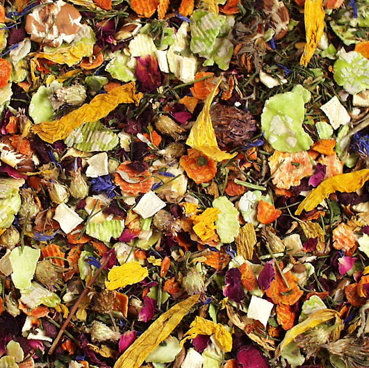 Das Bild zeigt eine bunte Mischung aus getrockneten Kräutern, Blüten und Gemüsechips, die als Ergänzungsfuttermittel für Kleintiere wie Kaninchen und Meerschweinchen dient. Es handelt sich um das Produkt "JR FARM Blütenwiese", geeignet für alle Nager. Die