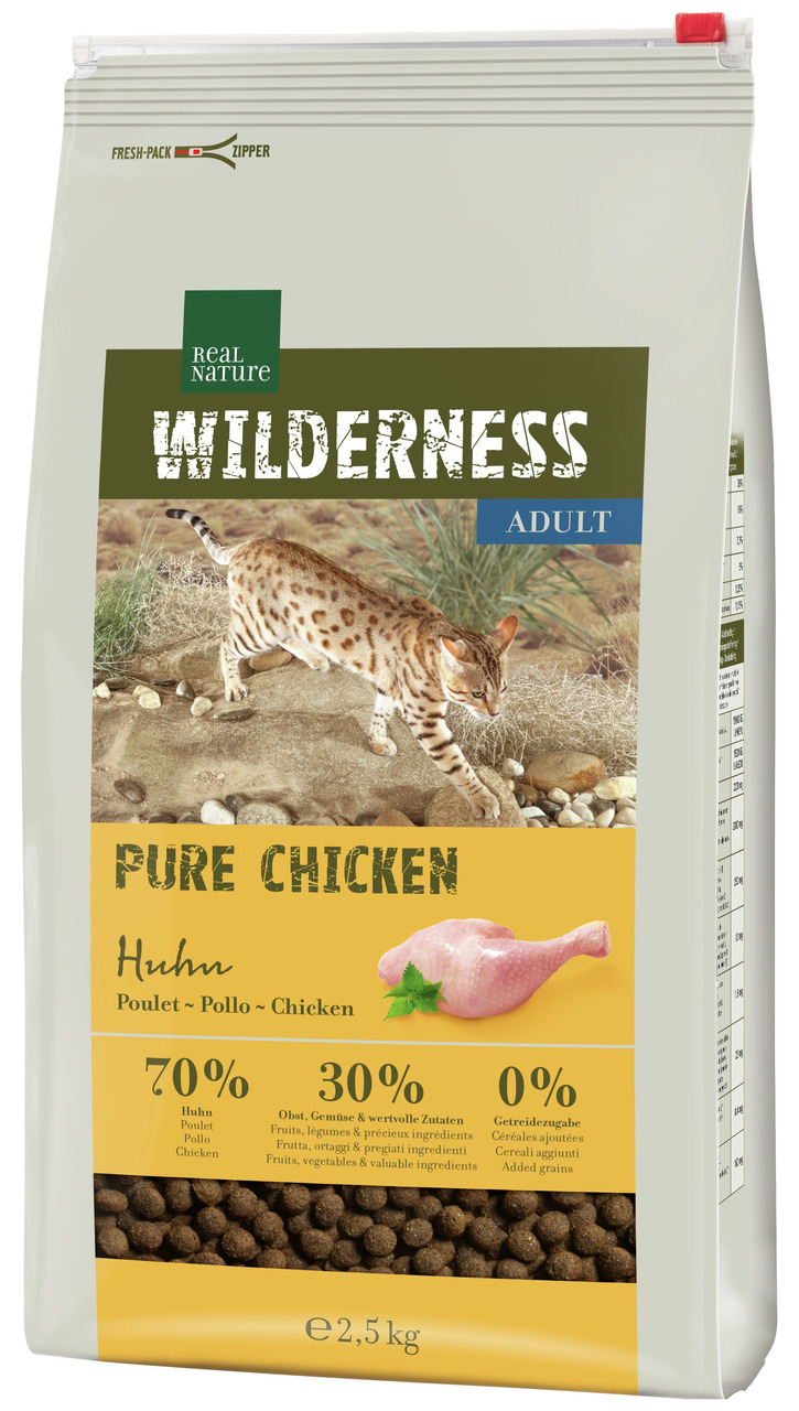 Das Bild zeigt eine 2,5-kg-Packung des Katzenfutters „REAL NATURE WILDERNESS PURE CHICKEN“ für ausgewachsene Katzen. Die Geschmacksrichtung ist Huhn, mit 70 % Hühneranteil, 30 % Obst und Gemüse sowie 0 % Getreide. Die Verpackung hebt natürliche Zutaten un