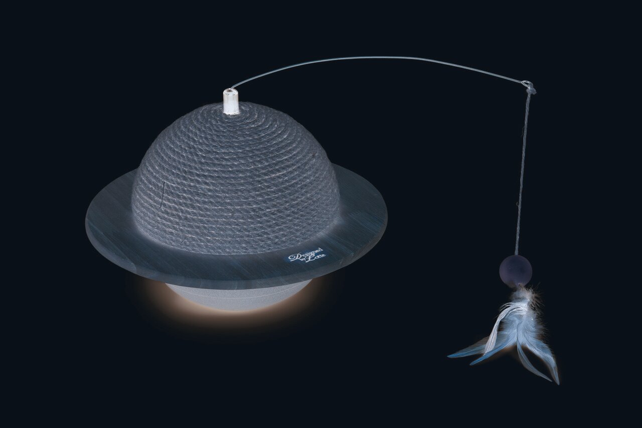 Designed by Lotte Saturn Katzenspielzeug: interaktives Sisal-Kratzspielzeug mit Federanhänger, ideal für Beschäftigung & Krallenpflege.