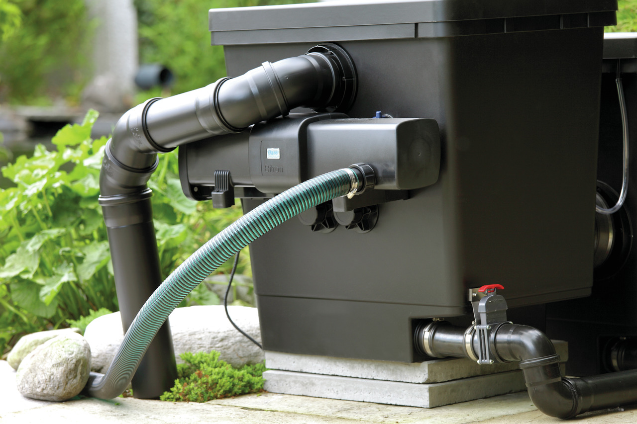 Oase Bitron C 110 W: UVC-Klärgerät für Teichbesitzer, reduziert Algen, Bakterien & Keime, sorgt für optimale Wasserqualität.