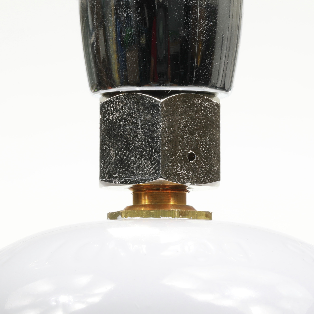 JBL CO2-Druckminderer, Aquaristik, präzise CO2-Regulierung für optimale Wasserpflanzenversorgung, glänzendes Metall, Messing, kompakt.
