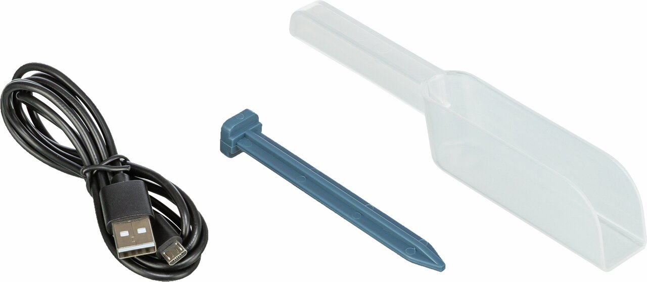 USB-Kabel, blauer Kunststoff-Pflock und transparente Kunststoffschaufel nebeneinander auf weißem Hintergrund dargestellt.