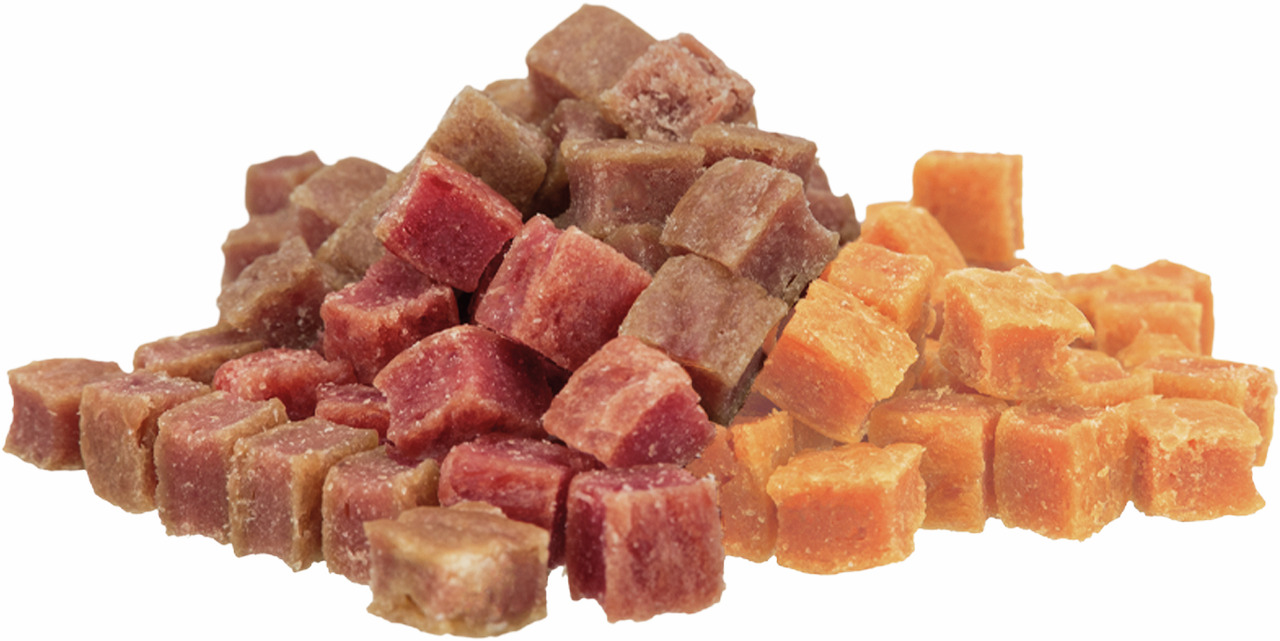 Auf dem Bild sind TRIXIE Premio Würfel, ein hochwertiger Hundesnack, zu sehen. Die Zielgruppe sind Hunde. Die Geschmacksrichtungen umfassen Huhn und Ente, erkennbar an den orangefarbenen und rötlichen Würfeln. Die Würfel sind in einer praktischen Größe fü