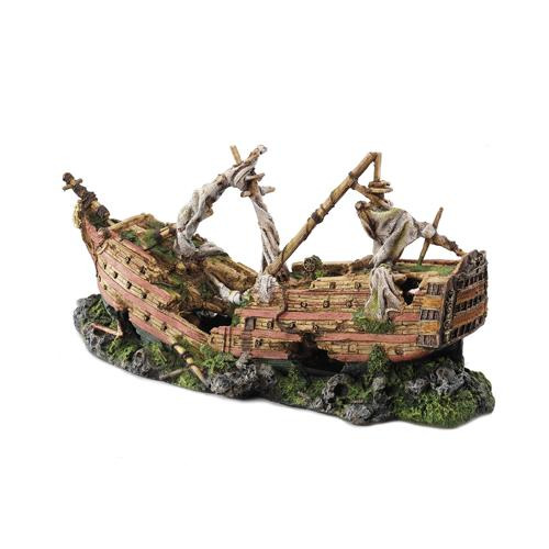 Ein dekoratives Aquarium-Accessoire der Marke AQUA DELLA in Form eines gesunkenen Holzschiffs. Das detailreiche Design zeigt ein zerbrochenes Schiffswrack mit Segelresten und grünen Moosakzenten. Ideal für Aquarienliebhaber, um eine realistische Unterwass