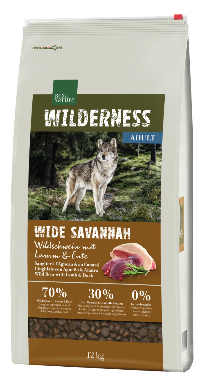 Das Bild zeigt eine 12-kg-Packung REAL NATURE WILDERNESS Adult Wide Savannah Trockenfutter für Hunde. Die Geschmacksrichtung ist Wildschwein mit Lamm und Ente. Das Futter enthält 70 % tierische Zutaten, 30 % Obst und Gemüse sowie 0 % Getreide. Auf der Ver