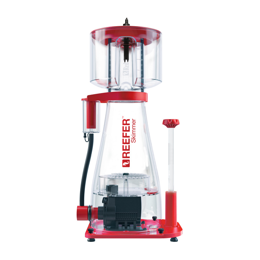 Das Bild zeigt den Red Sea Reefer Skimmer, ein hochwertiger Eiweißabschäumer für Meerwasseraquarien. Das Gerät ist in einem modernen Design mit transparentem Behälter und roten Akzenten gestaltet. Es eignet sich für Aquarienbesitzer, die eine effiziente E