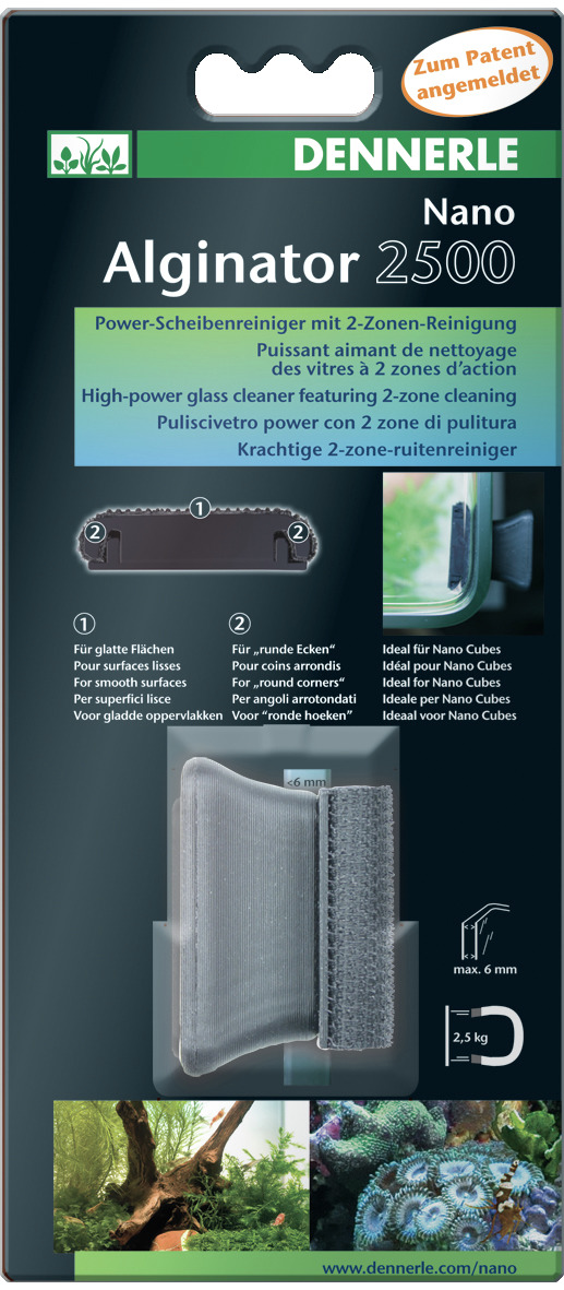 Das Bild zeigt den Dennerle Alginator Nano 2500, einen leistungsstarken Scheibenreiniger mit 2-Zonen-Reinigung, ideal für Nano-Aquarien. Der Reiniger ist für glatte Flächen und runde Ecken geeignet und reinigt Glasstärken bis 6 mm. Die Verpackung hebt die